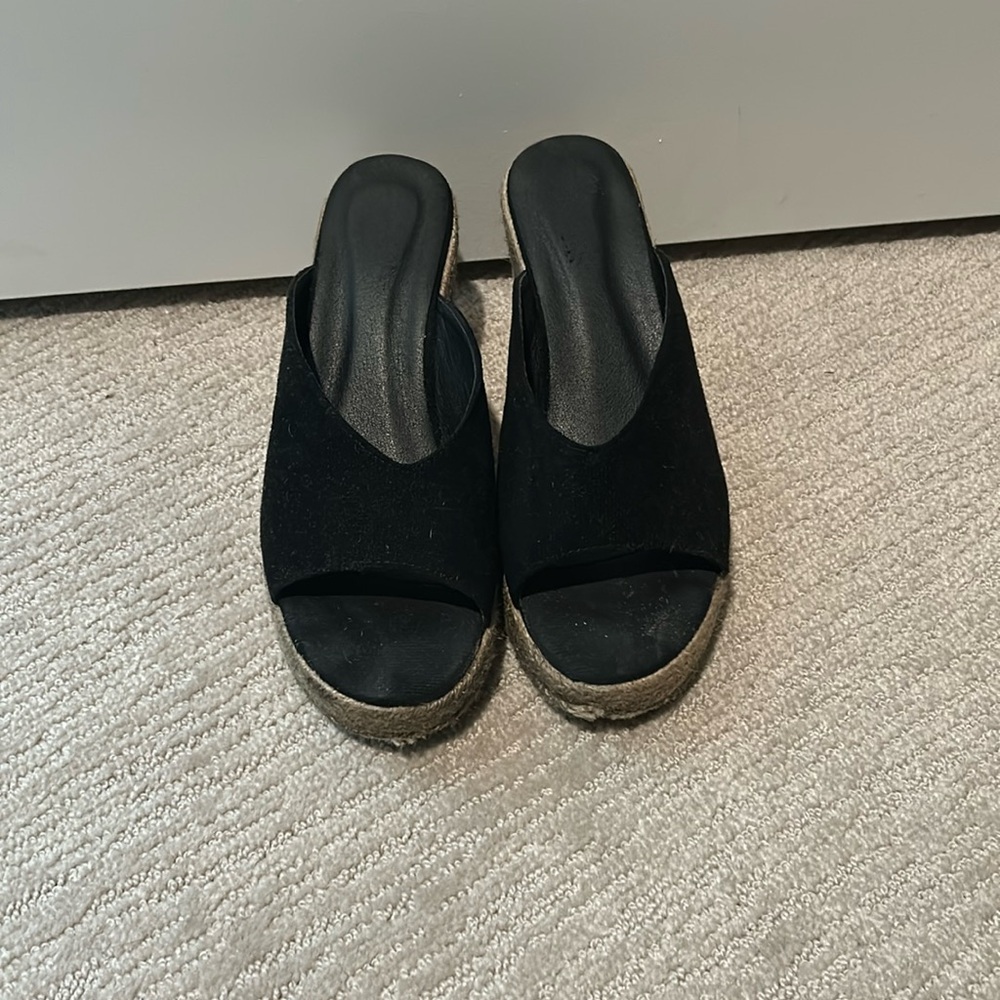 Black wedges